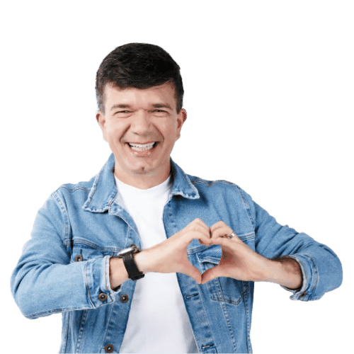 Homem feliz mostrando coração com as mãos - Best Senior sem coparticipação